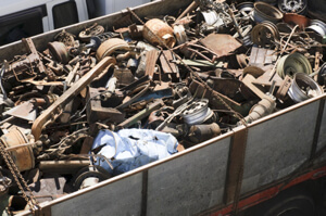 Container voller Mischschrott