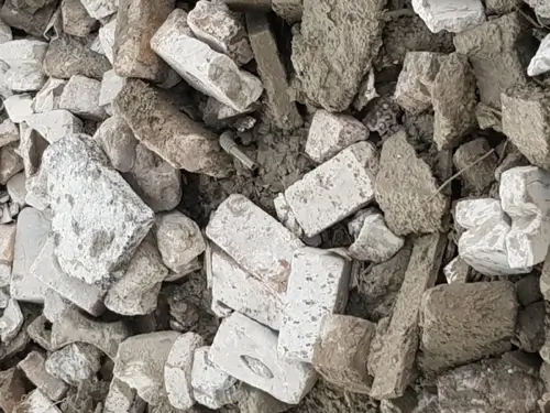 Haufen aus Bausteinen und Beton | Bauschutt ankaufen Frankfurt 